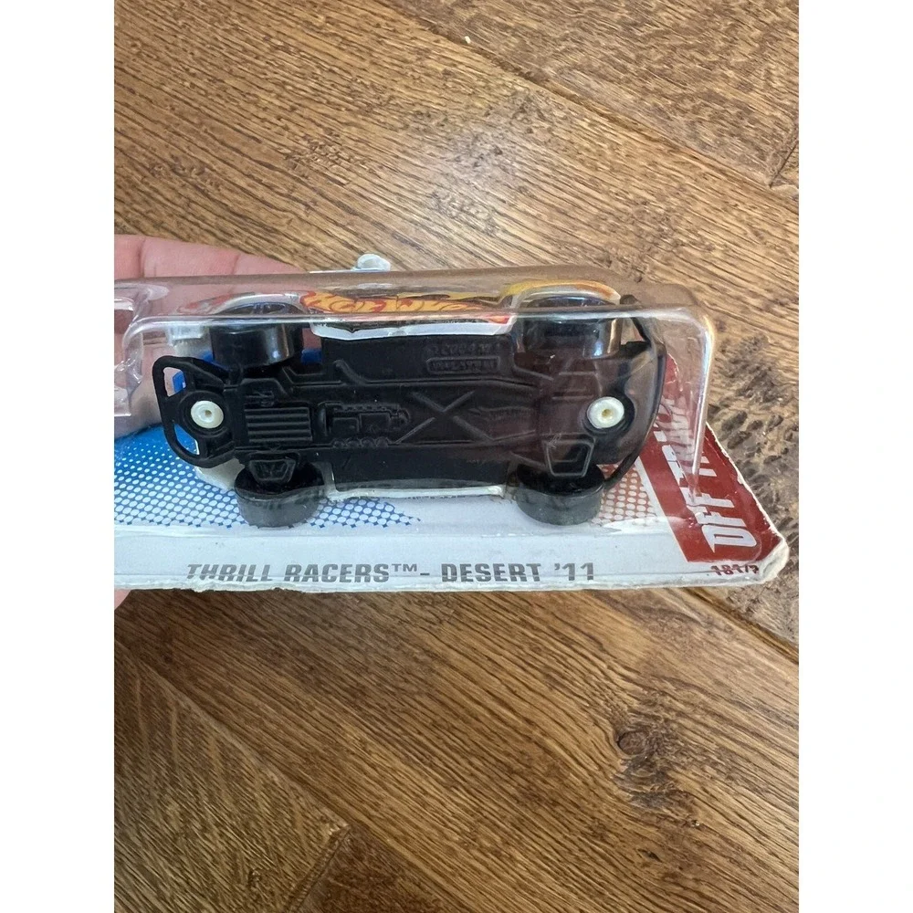 2011 Hot Wheels‎ Thrill Racers Desert 11 #181 Off Track White New